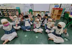 MASA UNTUK BELAJAR MENGHITUNG: Murid-murid tadika Masjid Darul Makmur sedang mengikuti subjek Matematik melalui pembelajaran secara amali. - Foto MASJID DARUL MAKMUR.