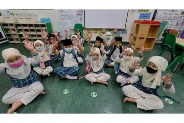 MASA UNTUK BELAJAR MENGHITUNG: Murid-murid tadika Masjid Darul Makmur sedang mengikuti subjek Matematik melalui pembelajaran secara amali. - Foto MASJID DARUL MAKMUR.
