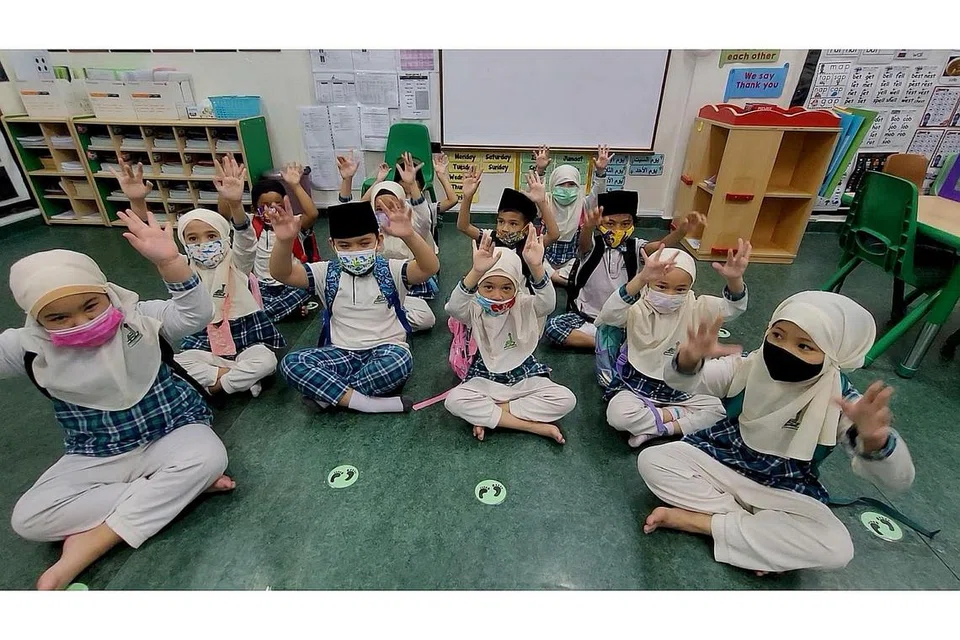MASA UNTUK BELAJAR MENGHITUNG: Murid-murid tadika Masjid Darul Makmur sedang mengikuti subjek Matematik melalui pembelajaran secara amali. - Foto MASJID DARUL MAKMUR.