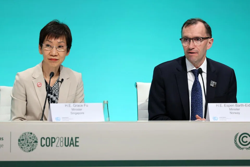 PENYELARAS BERSAMA: Menteri Kemampanan dan Sekitaran, Cik Grace Fu (kiri), merupakan penyelaras bersama Menteri Iklim dan Sekitaran Norway, Encik Espen Barth Eide (kanan) dalam rundingan mengenai mitigasi di persidangan iklim, COP28.  