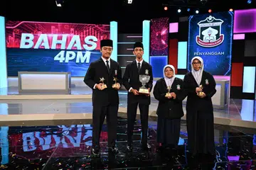 DINOBAT JUARA: Pasukan Madrasah Aljunied Al-Islamiah yang menjuarai pertandingan Bahas Persatuan Persuratan Pemuda Pemudi Melayu (4PM) Peringkat Pascamenengah 2025 terdiri daripada (dari kiri) Farouq Syakir, Muhammad Suhail Sulaiman, Nur Sholeha Salleh dan Nor’Aqilah Marsya Muhammad Syafie.