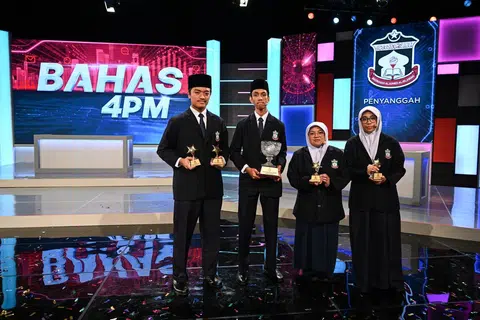 DINOBAT JUARA: Pasukan Madrasah Aljunied Al-Islamiah yang menjuarai pertandingan Bahas Persatuan Persuratan Pemuda Pemudi Melayu (4PM) Peringkat Pascamenengah 2025 terdiri daripada (dari kiri) Farouq Syakir, Muhammad Suhail Sulaiman, Nur Sholeha Salleh dan Nor’Aqilah Marsya Muhammad Syafie.