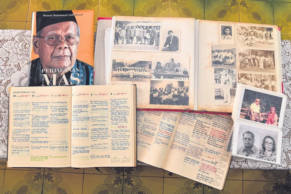 RAKAMAN KEHIDUPAN: Allahyarham Dr Muhammad Ariff Ahmad giat mencatat hal yang berlaku setiap hari dalam diari dan memetik gambar kenangan. - Foto BM oleh CHONG JUN LIANG