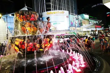SERONOK RAI KEMENANGAN: Jalan raya di sepanjang kawasan Bukit Bintang, Kuala Lumpur, begitu 'happening' dengan pengunjung kelihatan ceria seolah-olah menyambut era baru selepas pilihan raya Malaysia. - Foto BM oleh SAINI SALLEH