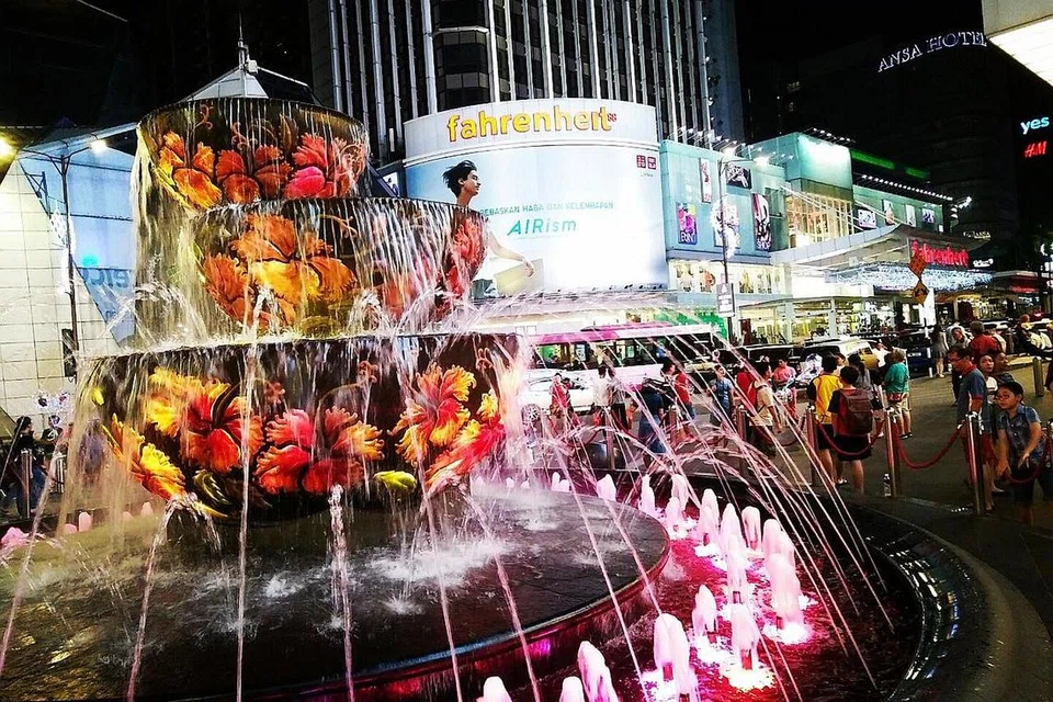 SERONOK RAI KEMENANGAN: Jalan raya di sepanjang kawasan Bukit Bintang, Kuala Lumpur, begitu 'happening' dengan pengunjung kelihatan ceria seolah-olah menyambut era baru selepas pilihan raya Malaysia. - Foto BM oleh SAINI SALLEH
