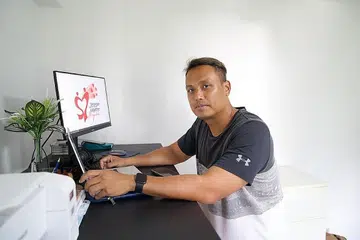 SEMANGAT MEMBARA: Encik Mohd Azuan Tan bersyukur beliau seorang warga Singapura dan berasa sebak memikirkan pelbagai cabaran yang perlu diharungi negara ini hingga menitiskan air mata semasa menghadiri NDP kelmarin. - Foto-Foto FANDY RAZAK / NDPEEPS