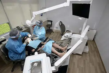 MESRA GOLONGAN MEMERLUKAN: Klinik Pergigian Mount Alvernia Outreach di Enabling Village membantu masyarakat kurang upaya, berkeperluan khas dan kurang bernasib baik. - Foto SPH