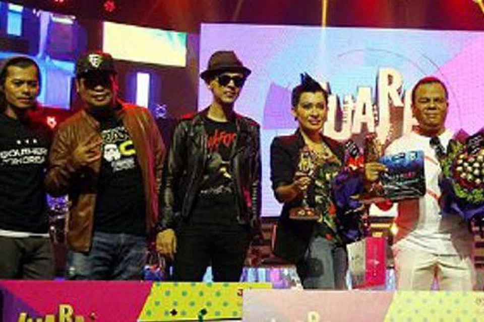 JUARA PARODI: Kumpulan Kobis Pedas, yang terdiri daripada Misha Omar dan Tauke Jambu, menjuarai rancangan realiti Astro, Juara Parodi, dengan membawa pulang wang tunai sebanyak RM300,000 dan trofi. - Foto HARIAN METRO