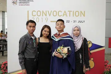 PENCAPAIAN MEMBANGGAKAN: (Dari kanan) Cik Norasidah bersama Encik Anam, Cik Asyiqin dan suami Encik Musta'ein Ahmad di majlis konvokesyen anak mereka di NTU. - Foto ihsan ANAM MUSTA'EIN