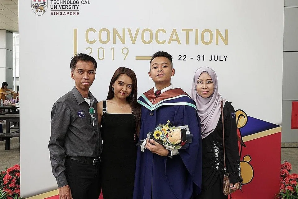 PENCAPAIAN MEMBANGGAKAN: (Dari kanan) Cik Norasidah bersama Encik Anam, Cik Asyiqin dan suami Encik Musta'ein Ahmad di majlis konvokesyen anak mereka di NTU. - Foto ihsan ANAM MUSTA'EIN