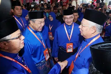 PALU SOKONGAN: Datuk Seri Najib (kanan) mendapat sokongan penuh daripada perwakilan di Perhimpunan Agung Umno. Bersamanya dalam gambar kanan ialah Datuk Seri Ahmad Zahid (dua dari kiri) dan Datuk Seri Hishammuddin (dua dari kanan). - Foto NSTP