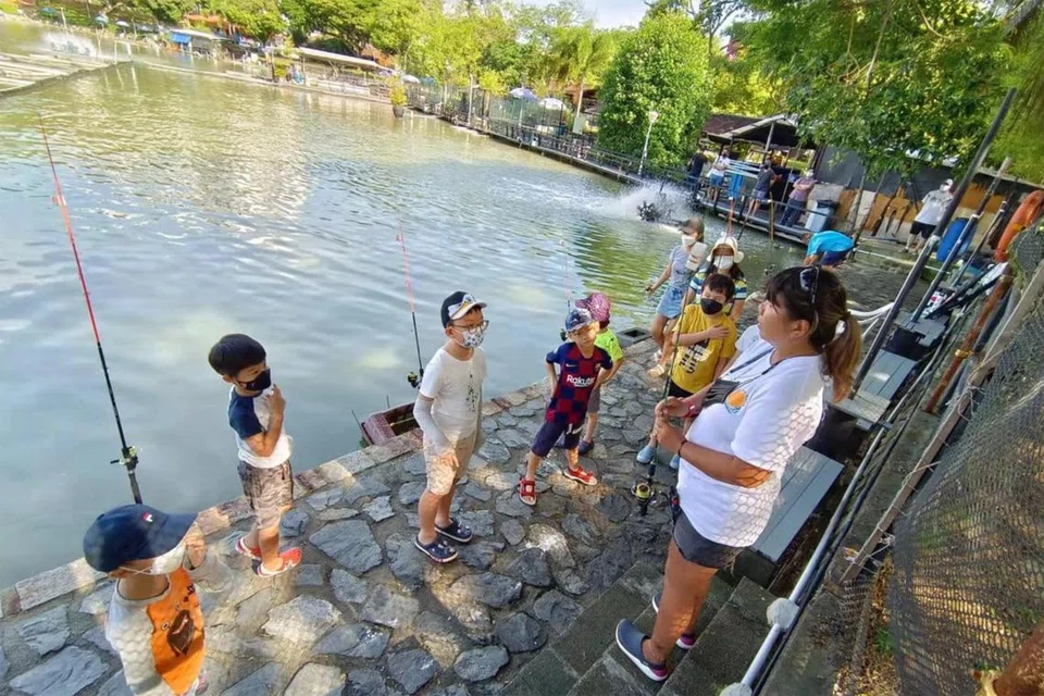 Kanak-kanak berpeluang mempelajari etika dan teknik memancing melalui bengkel memancing di Taman Pasir Ris semasa cuti sekolah ini.