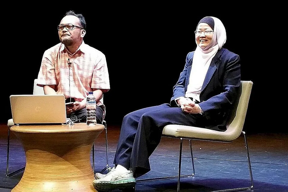 SAINTIS PERLUKAN PENGORBANAN: Profesor Ying menjawab pelbagai soalan yang dikemukakan peserta ceramah beliau bertajuk The Making of a Scientist - A Morning With Prof Ying di Genexis Theatre, Fusionopolis, dengan Encik A. Rahman sebagai pengelola.. - Foto SCHOLASTICA