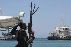 SERANGAN LANUN: Seorang polis maritim di atas sebuah bot tunda mengawal sebuah kapal tangki Aris-13, yang dilepaskan oleh lanun pada 19 Mac lalu, sedang ia belayar ke Teluk Aden di bandar Bosasso, di utara Somalia, yang merupakan wilayah separuh autonomi Puntland. - Foto REUTERS