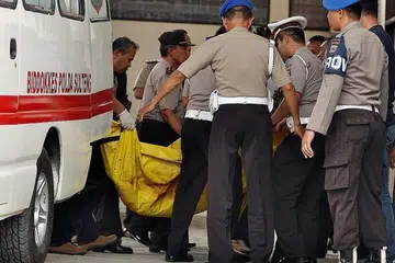 Pegawai polis Indonesia membawa mayat dua anggota Mujahideen Indonesia Timur yang terbunuh dalam pertempuran dengan pihak berkuasa, di sebuah hospital polis di Palu, Sulawesi Tengah, pada Selasas (19 Jui). Seorang daripada dua lelaki itu dikenal pasti sebagai pemimpin kumpulan itu, Santoso. 