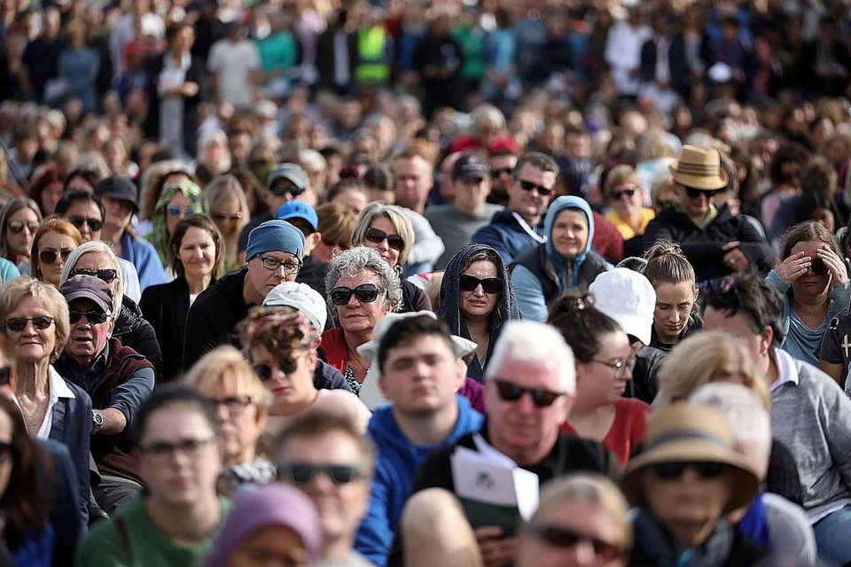 WARGA NEW ZEALAND BERSATU: Ribuan penduduk Muslim dan bukan Muslim menghadiri upacara di Hagley Park di Christchurch semalam sempena memperingati mangsa kejadian tembakan ganas di dua masjid di negara itu. - Foto AFP