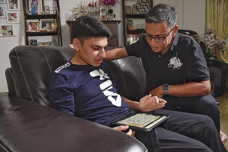 MEMBANTU PENGASUH MENJAGA DENGAN LEBIH BAIK: Dengan sokongan yang diperolehi daripada kumpulan sokongannya, Encik Anand dapat menjaga anaknya, Krish, dengan lebih baik. - Foto BH oleh DESMOND WEE
