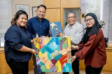 SOKONG SENI DAN BUDAYA: Anggota kumpulan Variasi, termasuk Presiden dan Pengarah Artistik Variasi, Raja Hamzah Raja Zulkifli (dua dari kiri), menyampaikan penghargaan kepada Encik Salleh Marican (dua dari kanan) yang memberi sumbangan $22,222 menerusi Yayasan Salleh Marican. - Foto BH oleh NUR DIYANA TAHA
