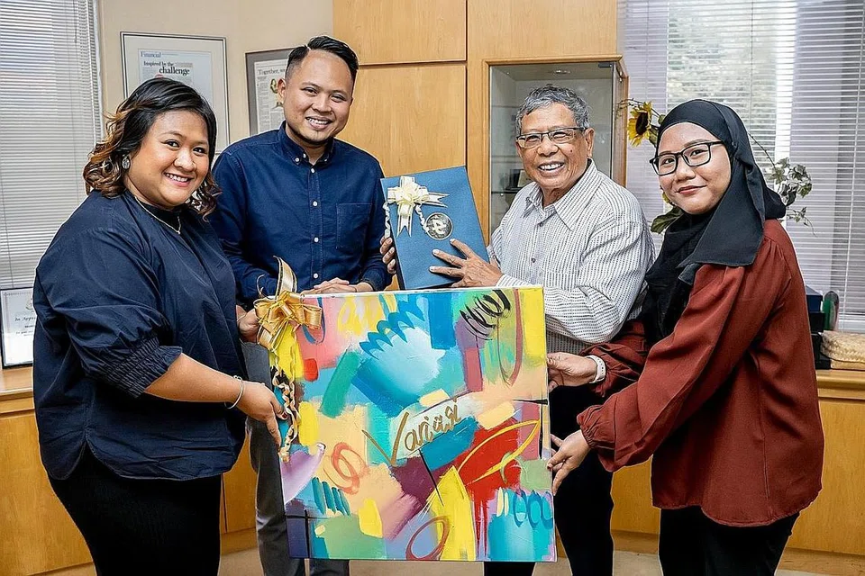 SOKONG SENI DAN BUDAYA: Anggota kumpulan Variasi, termasuk Presiden dan Pengarah Artistik Variasi, Raja Hamzah Raja Zulkifli (dua dari kiri), menyampaikan penghargaan kepada Encik Salleh Marican (dua dari kanan) yang memberi sumbangan $22,222 menerusi Yayasan Salleh Marican. - Foto BH oleh NUR DIYANA TAHA