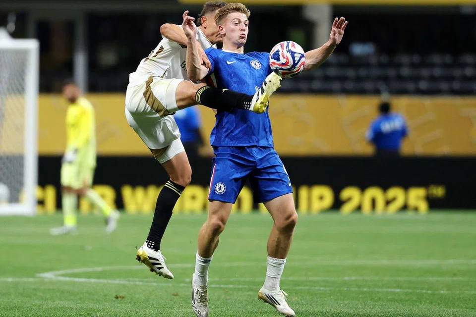 Pemain baru Chelsea, Liam Delap (jersi biru), membuat penampilan sulungnya sebagai pemain gantian ketika menentang kelab Bola Sepak Liga Utama (MLS) Amerika Syarikat, Los Angeles FC, dalam perlawanan Kumpulan D Piala Dunia Kelab di Stadium Mercedes-Benz, Atlanta, pada 16 Jun.
