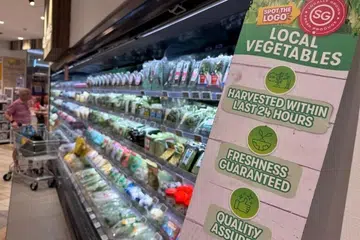 Terdapat lebih 90 ladang sayur di Singapura menurut senarai ladang Agensi Makanan Singapura (SFA), tetapi hanya sebahagian kecil daripadanya dijual di FairPrice dan pasar raya lain. 