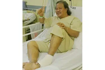 MENDAPAT RAWATAN: Pelawak dan penghibur Alias Kadir sedang dirawat di Hospital Universiti Nasional (NUH) kerana dua jari di kaki kirinya perlu dipotong akibat penyakit kencing manis. - Foto ihsan ALIAS KADIR