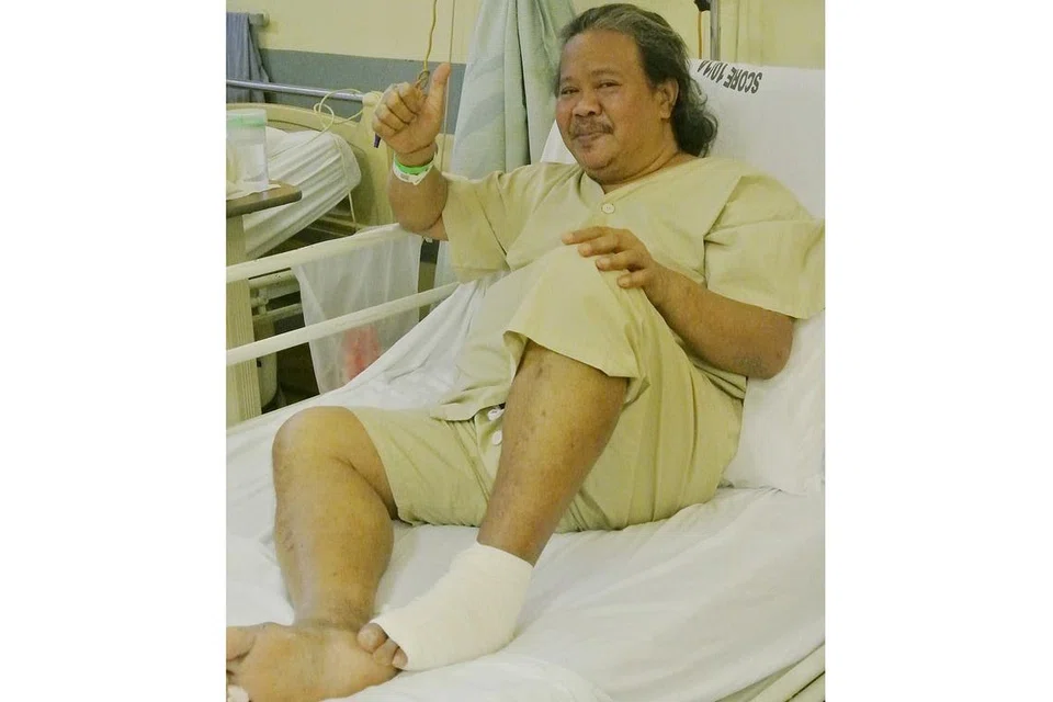 MENDAPAT RAWATAN: Pelawak dan penghibur Alias Kadir sedang dirawat di Hospital Universiti Nasional (NUH) kerana dua jari di kaki kirinya perlu dipotong akibat penyakit kencing manis. - Foto ihsan ALIAS KADIR