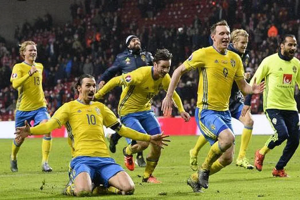 WIRA SWEDEN: Penyerang dan kapten Sweden, Zlatan Ibrahimovic (jersi nombor 10), bergembira bersama anggota pasukan lain meraikan kelayakan mereka ke Euro 2016. - Foto AFP