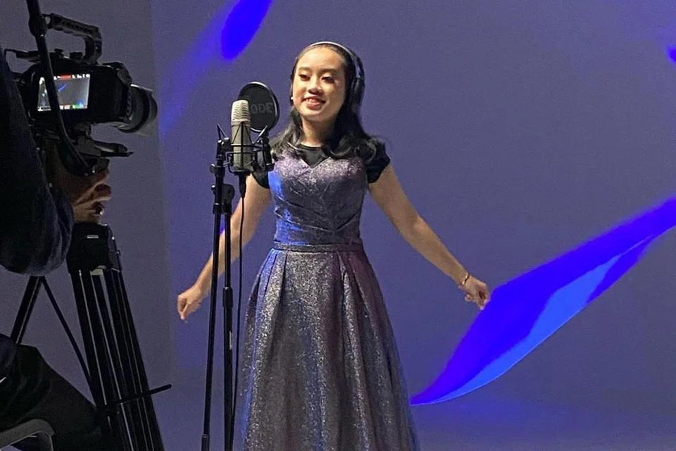 SENTIASA PERTINGKAT ILMU: Sarah Syazlina sentiasa mencari ruang memperkasa kemahiran lakonan, tarian dan nyanyian yang dimiliki. - Foto ihsan INSTAGRAM SARAH SYAZLINA 