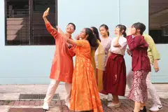 Pelajar berswafoto pada Hari Keharmonian Kaum.