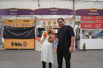 Pengasas perniagaan minuman ‘Tebuuuu’ dan ‘Teh Ohh’, Encik Abdullah Umeir Azman dan Cik Nurshakirah Azman, bertapak dalam perniagaan bazar Raya sejak dua tahun lalu. 