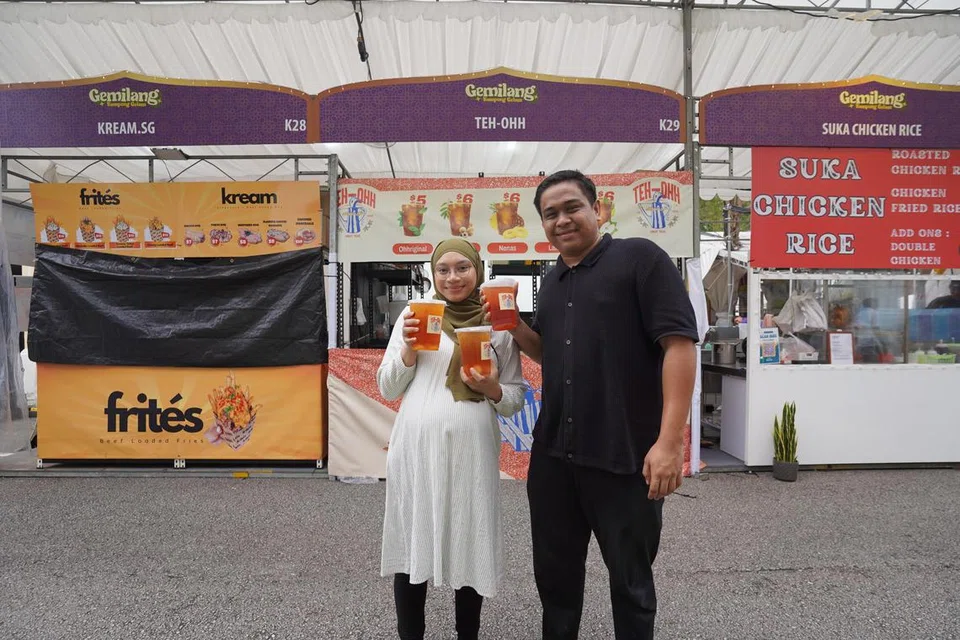 Pengasas perniagaan minuman ‘Tebuuuu’ dan ‘Teh Ohh’, Encik Abdullah Umeir Azman dan Cik Nurshakirah Azman, bertapak dalam perniagaan bazar Raya sejak dua tahun lalu. 