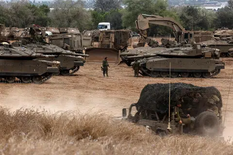 SEDIA MEMBEDIL: Unit kereta kebal tentera  Israel mengambil kedudukan di luar bandar Sderot berhampiran sempadan Gaza pada Isnin sedang pertempuran sengit yang masuk hari ketiga masih berterusan di beberapa lokasi di Semenanjung Gaza.