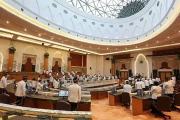SIDANG DEWAN NEGERI: Negeri Johor adalah negeri pertama yang mengadakan persidangan bagi ahli-ahli Dewan Undangan Negeri (DUN) semalam, tetapi ia ditangguhkan selepas sidang sehari ke 22 Ogos ini bagi kerja-kerja penilaian dan langkah keselamatan dilaksanakan bagi menghindari penularan Covid-19. - Foto BHM