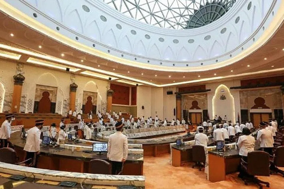 SIDANG DEWAN NEGERI: Negeri Johor adalah negeri pertama yang mengadakan persidangan bagi ahli-ahli Dewan Undangan Negeri (DUN) semalam, tetapi ia ditangguhkan selepas sidang sehari ke 22 Ogos ini bagi kerja-kerja penilaian dan langkah keselamatan dilaksanakan bagi menghindari penularan Covid-19. - Foto BHM