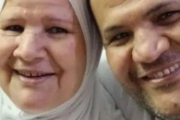 Encik Tariq (kanan) berkata ibunya, Cik Effendiya (kiri) yang berusia 77 tahun “tidak tahan panas” dan kelihatan letih semasa kami menghubunginya kali terakhir.