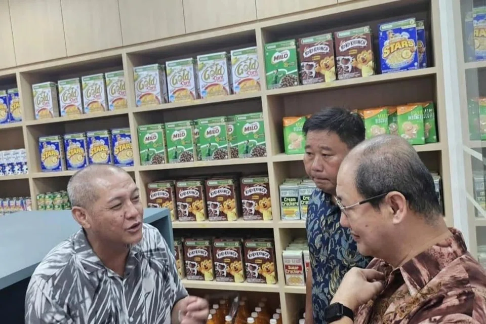 Pengerusi Eksekutif Masjid Hasanah, Encik Mohamad Rafi Eusope (kiri), sedang menerangkan kepada tetamu yang hadir tentang  Komuniti Pantri@Hasanah.