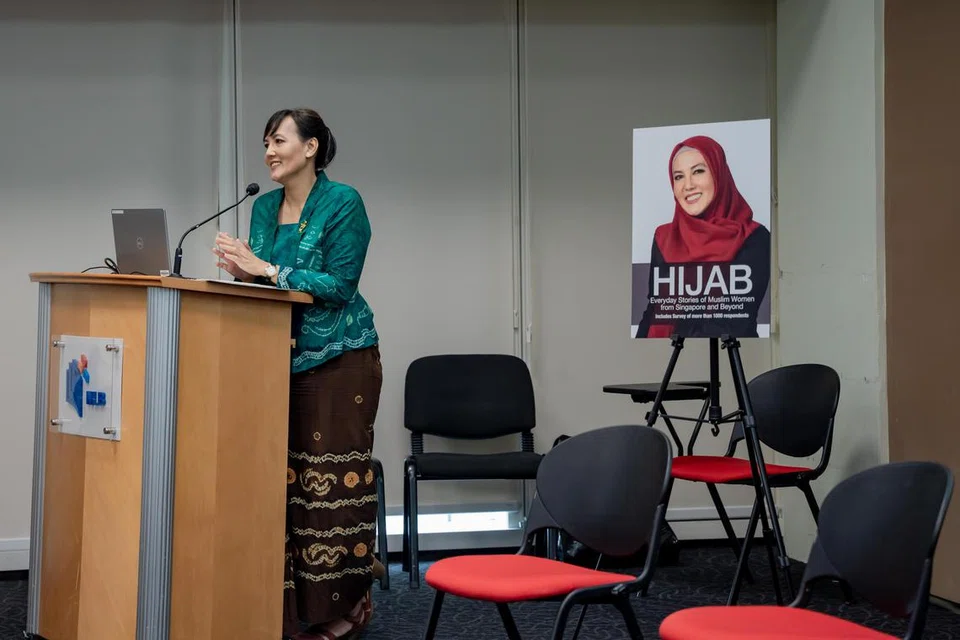 BERSUARA WALAU BELUM BERHIJAB: Cik Hidayah Amin terpanggil menerbitkan buku ‘Hijab’.