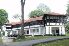 KEKALKAN SEJARAH: Banglo di tapak Akademik Polis Lama ini yang dahulu menjadi tempat tinggal pegawai kanan polis mungkin dipulihara sedang kawasan itu dibangun semula menjadi estet perumahan baru. - Foto HDB,URA, SLA 
