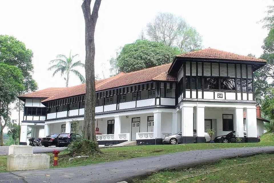 KEKALKAN SEJARAH: Banglo di tapak Akademik Polis Lama ini yang dahulu menjadi tempat tinggal pegawai kanan polis mungkin dipulihara sedang kawasan itu dibangun semula menjadi estet perumahan baru. - Foto HDB,URA, SLA 