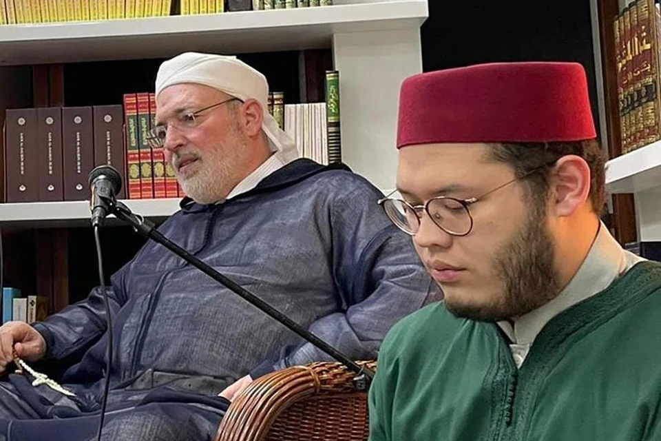PERNAH KE SINGAPURA: Sheikh Driss Fassi Fihri (duduk di kerusi) dan Ustaz Md Hanifatunnu’man (berjubah hijau) ketika sama-sama menghadiri satu majlis di Pusat Tradisi Halaqah, di Kembangan, pada 3 September 2022.