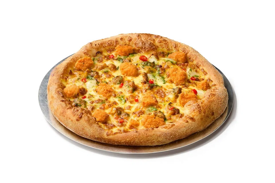 ‘Kickin’ Green Curry Pizza’ mengandungi potongan ‘Chicken Pop’, ayam pedas, bawang segar, hirisan cili padi merah dan keju mozarela. 
