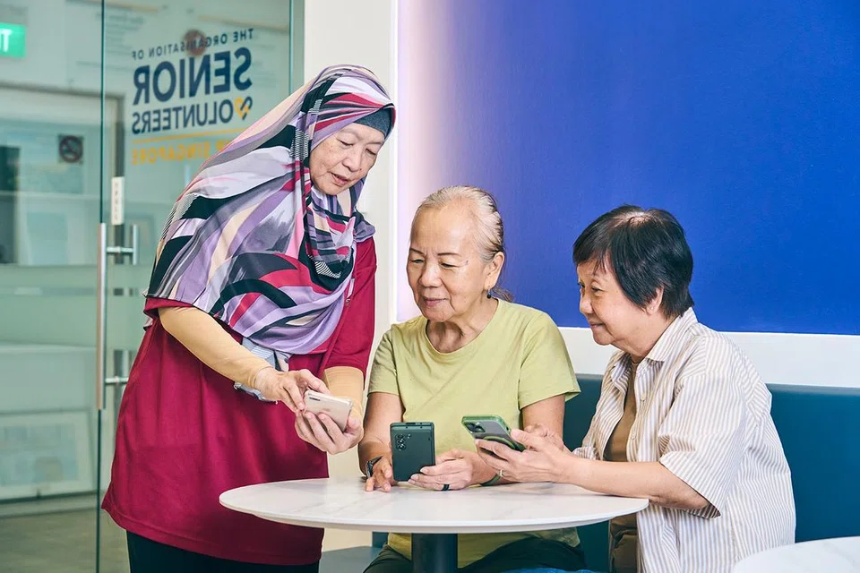  Sebagai sukarelawan bersama Projek PRAISE, Cik Esah (kiri) meningkatkan kesedaran tentang kes penipuan dalam kalangan warga emas dan berkongsi langkah yang boleh diambil sekiranya mereka mengalami penipuan.