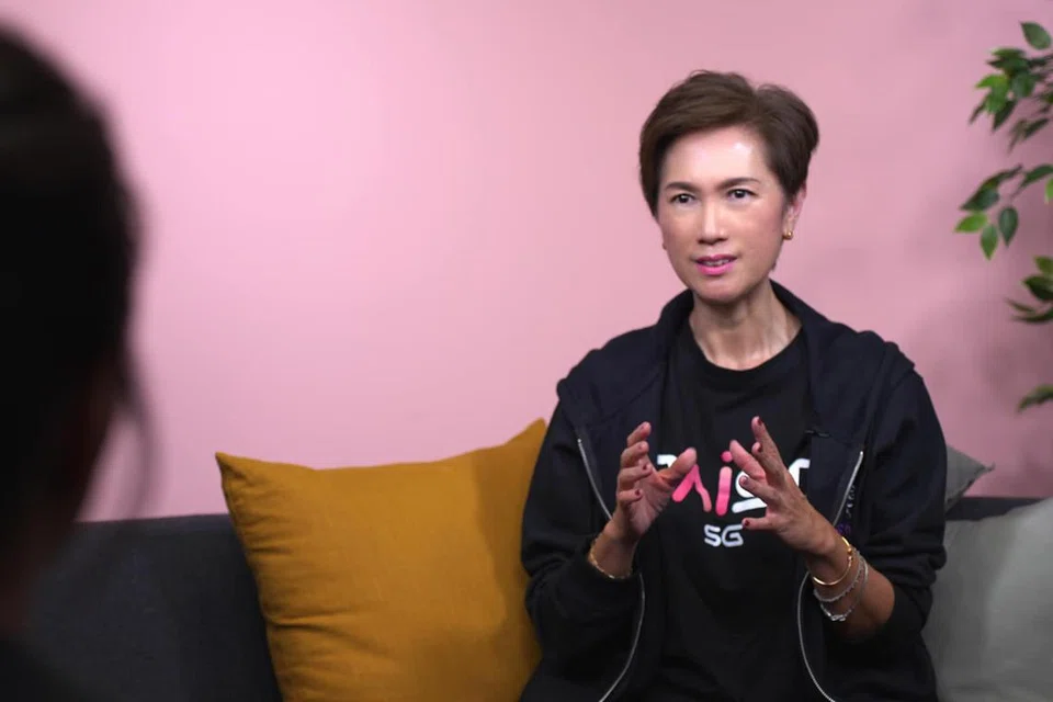 TERUS PRIHATIN: Meskipun Singapura sedang bergerak ke hadapan untuk menjadi negara yang mengutamakan pendigitalan, dasar dan pendekatannya tidak seharusnya bersandarkan hanya kepada pendigitalan sahaja, kata Menteri Perhubungan dan Penerangan, Cik Josephine Teo.