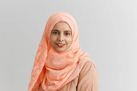 GIGIH BERKHIDMAT: Anggota Parlimen Dilantik (NMP) baru, Profesor Madya Razwana Begum Abdul Rahim, menganggap sokongan keluarga penting dalam segala usaha beliau mengejar ilmu, menjadi sukarelawan dan kini menjadi NMP pula.