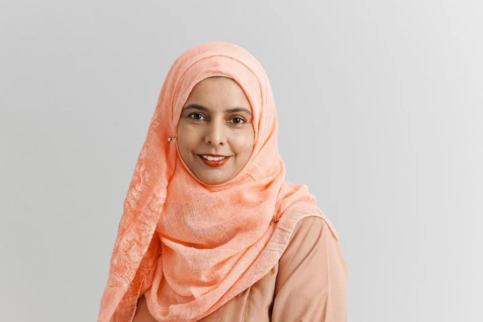 GIGIH BERKHIDMAT: Anggota Parlimen Dilantik (NMP) baru, Profesor Madya Razwana Begum Abdul Rahim, menganggap sokongan keluarga penting dalam segala usaha beliau mengejar ilmu, menjadi sukarelawan dan kini menjadi NMP pula.