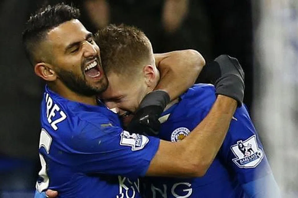GANDINGAN LUAR BIASA: Jamie Vardy (kanan) meraikan satu lagi golnya bersama rakan penyerang, Riyad Mahrez. Kehebatan kededua pemain ini antara sebab utama Leicester berada di tangga teratas liga. - Foto REUTERS
