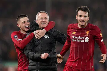 PUAS HATI: Jurulatih skuad bawah 23 tahun Liverpool, Neil Critchley (tengah) meraikan kejayaan bersama pasukan bimbingannya sejurus tamat perlawanan menumpaskan Shrewsbury Town pada Piala FA, awal pagi tadi. - Foto REUTERS