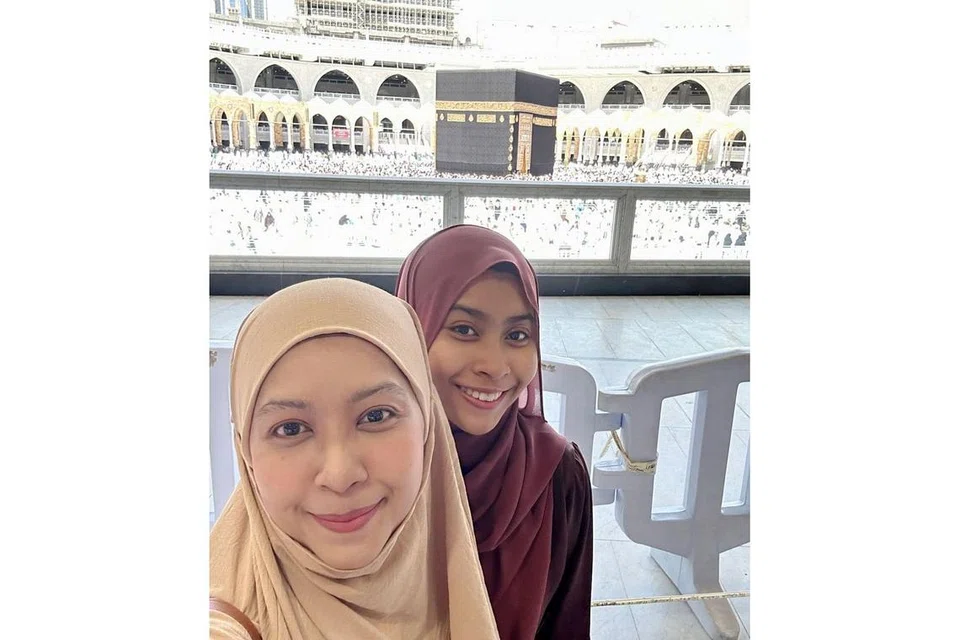 SAMPAI JUGA: Meskipun kali pertama melakukan umrah secara DIY, Marina dan anak sulungnya, Cik Noshin, tidak hadapi masalah sampai ke Tanah Suci Makkah dan Madinah selain ke kawasan lain di luar kota Madinah. - Foto ihsan MARINA YUSOFF