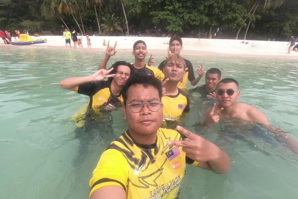 Encik Muhammad Ilyas Mohamed Sarip (paling depan) bermandi-manda di pantai Langkawi, Malaysia, bersama rakan-rakannya dua tahun lalu.